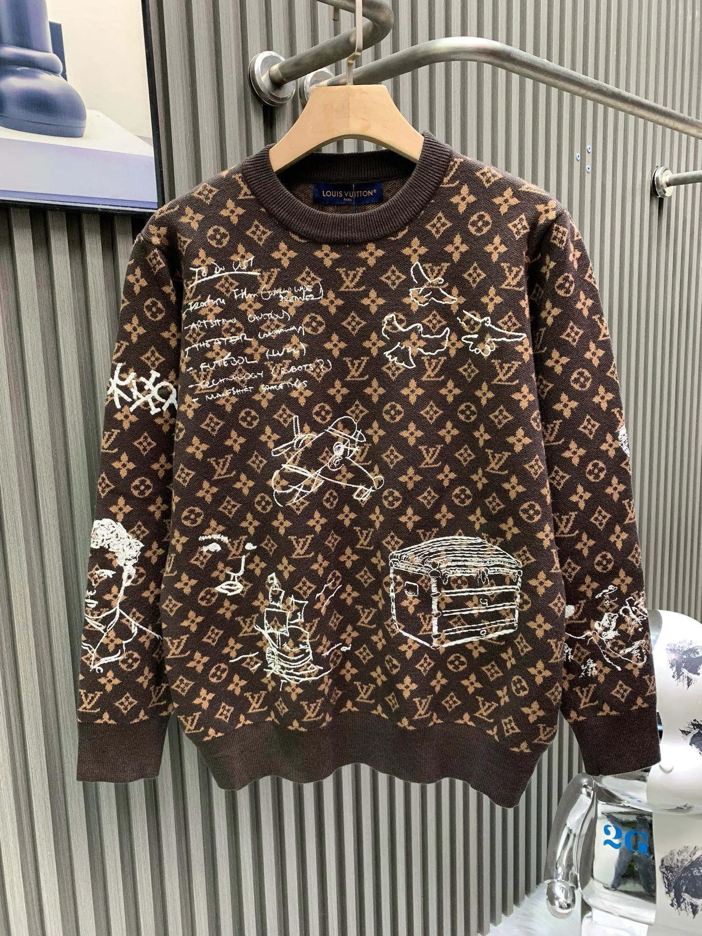 🅿️480 🀄️ Louis Vuitton 𝗟𝗢𝗨𝗜𝗦 𝗩𝗨𝗜𝗧𝗧𝗢𝗡 𝗠𝗢𝗡𝗢𝗚𝗥𝗔𝗠 embroidered sheep wool crew neck shirt The material, color and embroidery of Wang Zha's show are all about difficulty. What we made can definitely be compared with ZP. It is 100% refined imitation sheep wool. It feels soft and skin-friendly. It does not shrink and can be machine washed and anti-pilling. Two-color sesame dot craft. The most difficult part is the wool yarn embroidery craft. The yarn was customized for more than a month. The whole body embroidery required laser positioning. The single piece was embroidered in counter-position splicing. Each pattern was drawn and adjusted several times, and the entire pattern was symmetrical. It really takes ingenuity to pick out these details. The brown shooting light is warm brown in real life. It is unparalleled. You must buy it~👍
